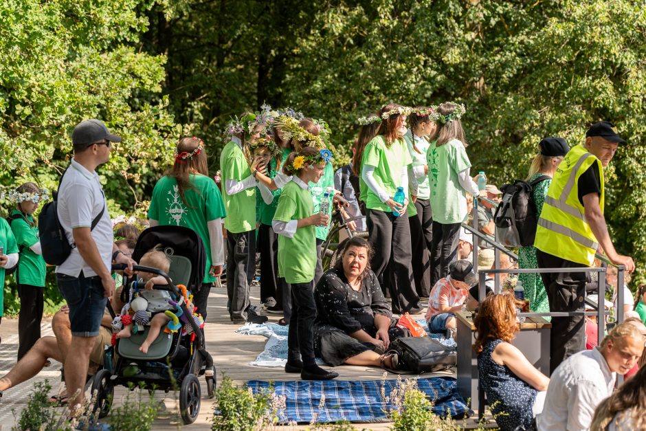 Šimtmečio šventė: minios žmonių traukia į Dainų slėnį