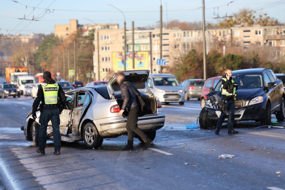 Praneša kauniečiai: ant Varnių tilto – net septynios avarijos