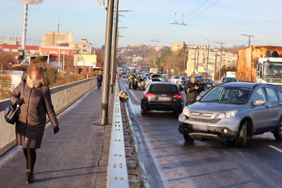 Praneša kauniečiai: ant Varnių tilto – net septynios avarijos