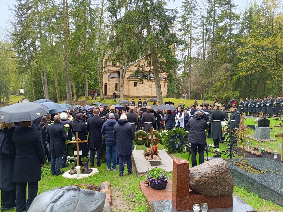 Buvęs premjeras G. Kirkilas amžinojo poilsio atgulė Antakalnio kapinėse