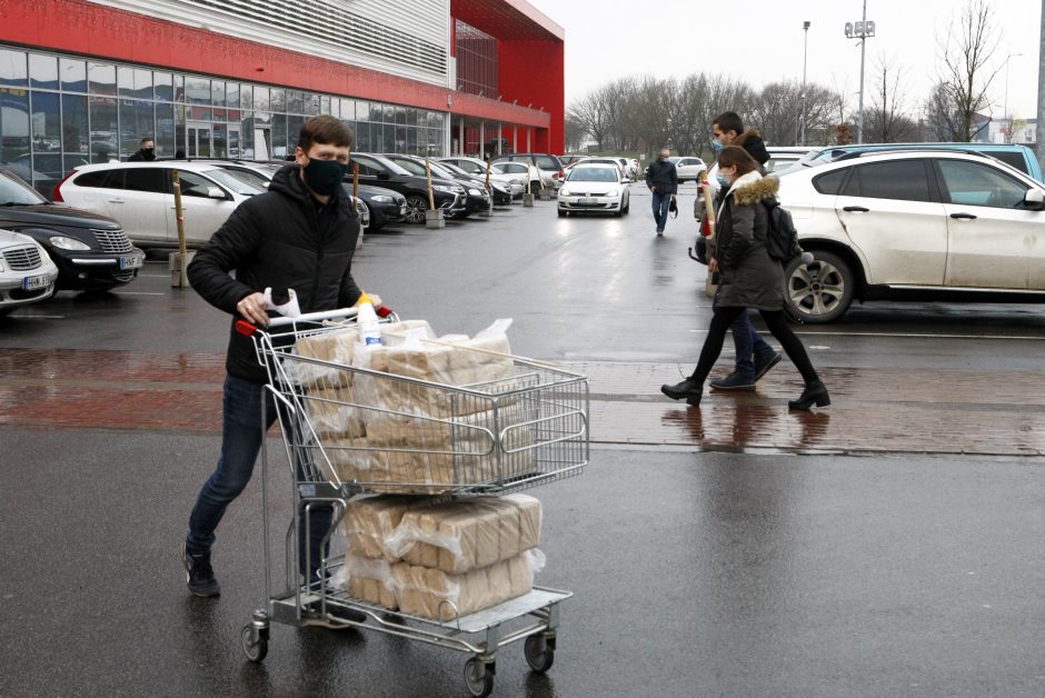 Dvi dienos panikos: Klaipėdoje žmonės skuba į prekybos centrus ir kirpyklas