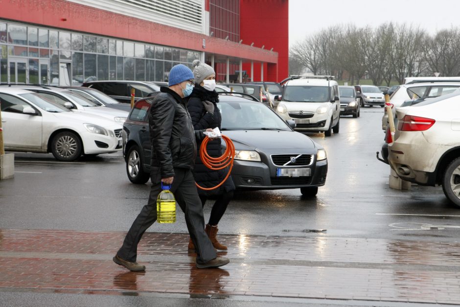 Dvi dienos panikos: Klaipėdoje žmonės skuba į prekybos centrus ir kirpyklas