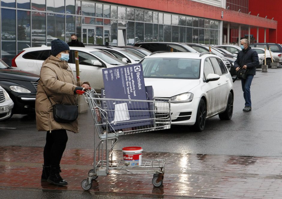 Dvi dienos panikos: Klaipėdoje žmonės skuba į prekybos centrus ir kirpyklas