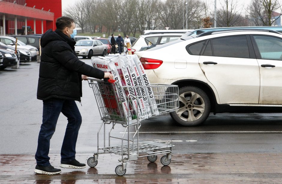 Dvi dienos panikos: Klaipėdoje žmonės skuba į prekybos centrus ir kirpyklas