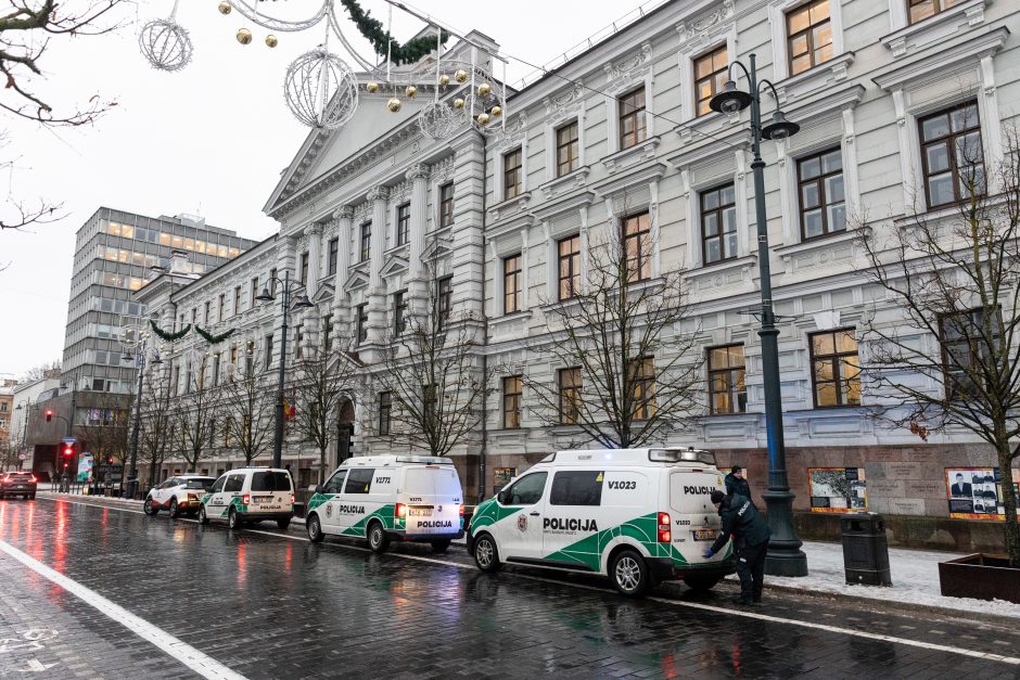 Išdaužti pastato, kuriame įsikūrę Vilniaus teismai, durų stiklai