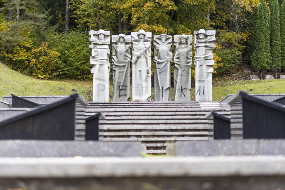 R. Šimašius: sovietinės skulptūros bus uždengtos, kad neerzintų žmonių