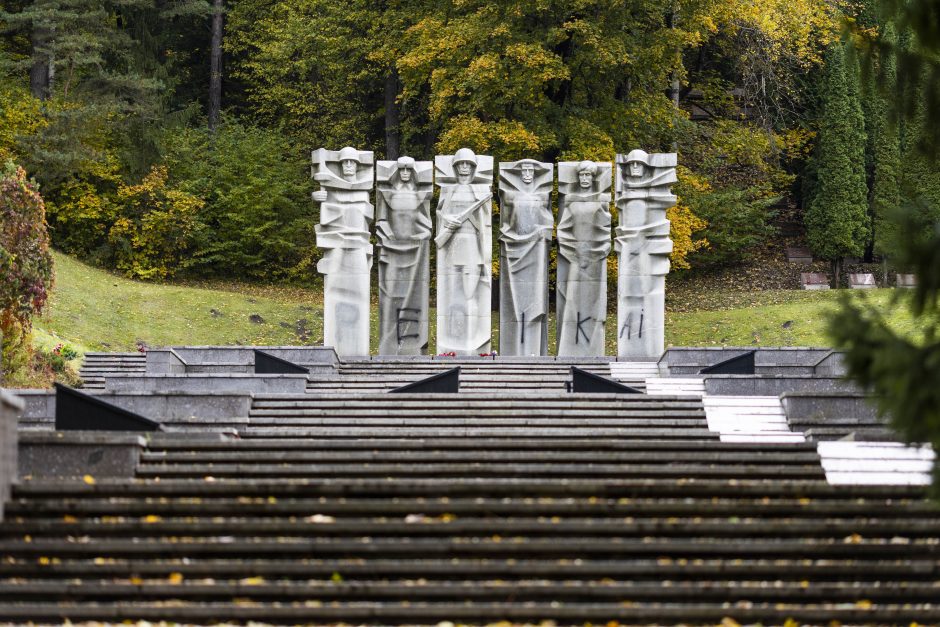 R. Šimašius: sovietinės skulptūros bus uždengtos, kad neerzintų žmonių