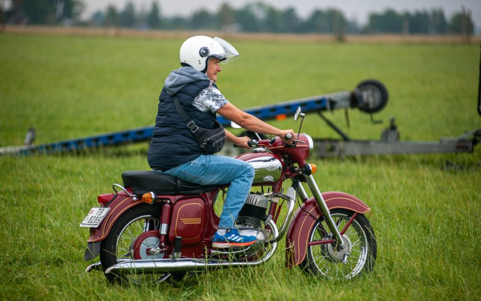 Biržuose – senovinių automobilių festivalis: retenybėmis gėrėjosi smalsuoliai ir ekspertai