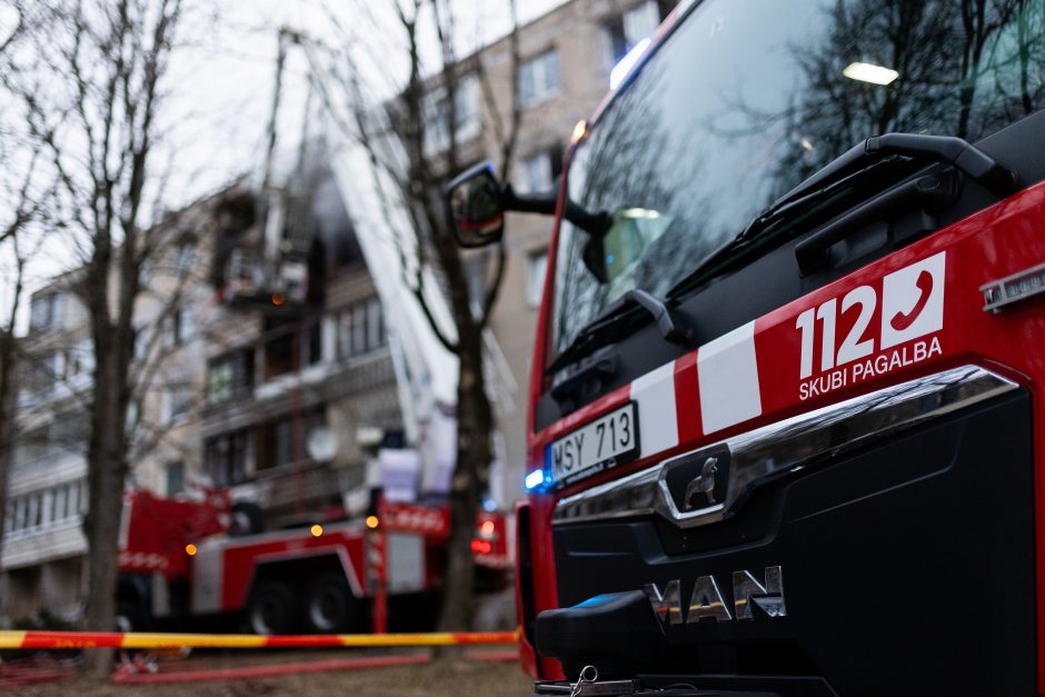 Aliarmas Pakruojyje: užsiliepsnojo butas, teko evakuoti žmones