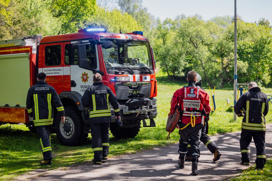 Sostinės tarnybas ant kojų sulėkė grėsmingas pranešimas: nuo tilto nukrito moteris