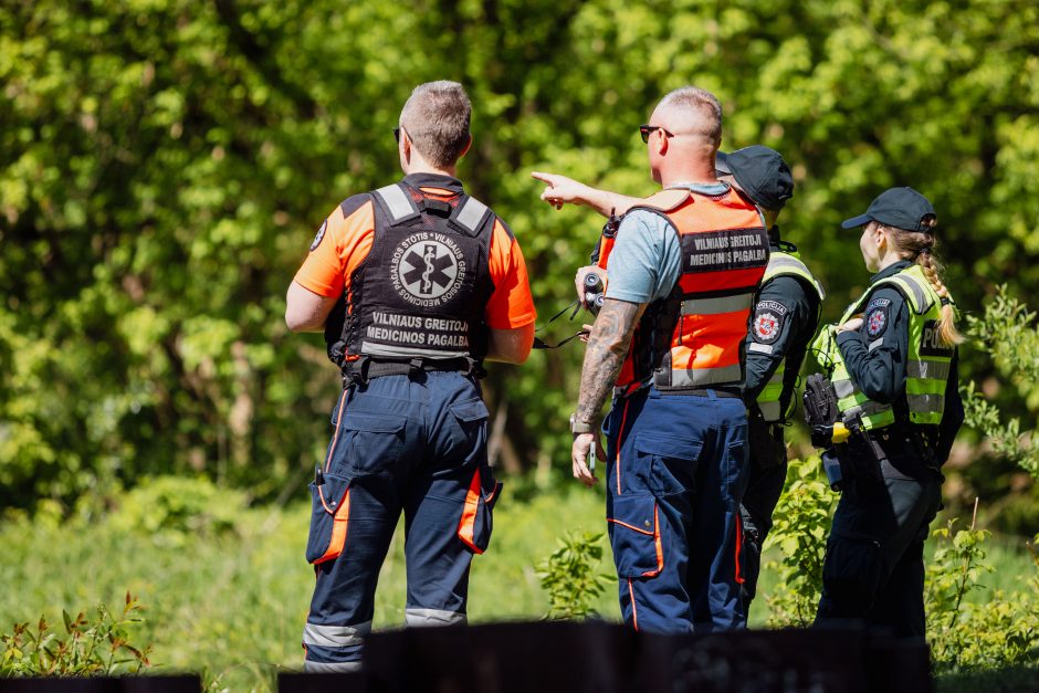 Sostinės tarnybas ant kojų sulėkė grėsmingas pranešimas: nuo tilto nukrito moteris