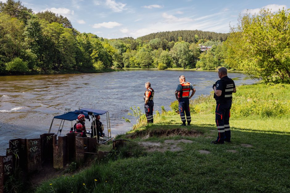 Sostinės tarnybas ant kojų sulėkė grėsmingas pranešimas: nuo tilto nukrito moteris