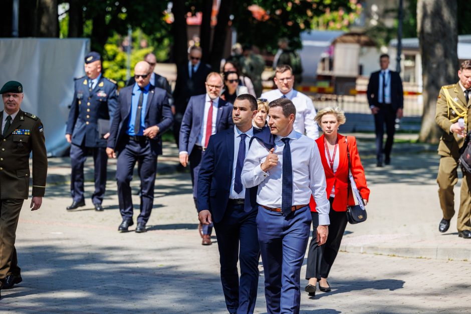 Baltijos šalių gynybos ministrų komunikato pasirašymas