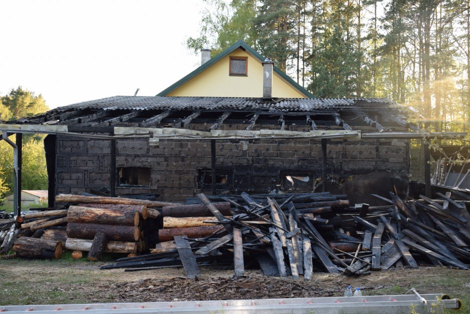 Alytuje liepsnojo garažas, sudegė stogas: įtariamas padegimas