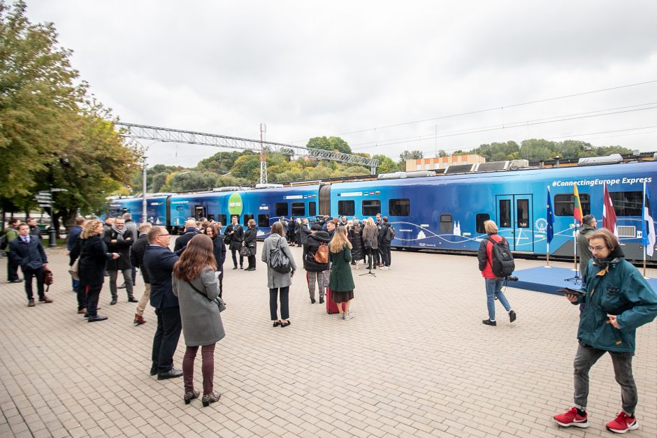 Kauno geležinkelio stotyje susitiko iš Lisabonos ir Talino atvykę traukiniai