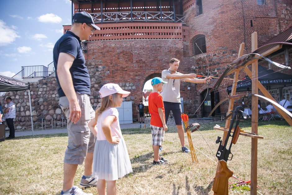 Prie Kauno pilies – šeimų šurmulys: rankos taiklumą bandė šaudant iš lanko