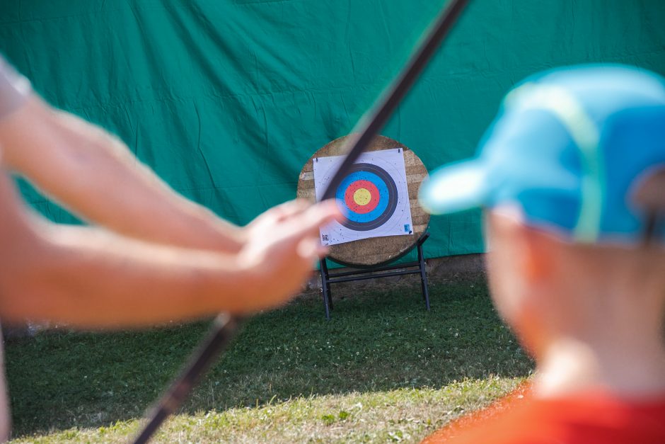 Prie Kauno pilies – šeimų šurmulys: rankos taiklumą bandė šaudant iš lanko