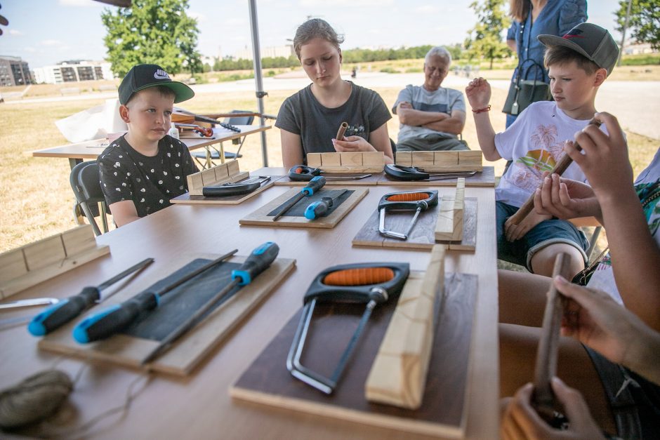 Prie Kauno pilies – šeimų šurmulys: rankos taiklumą bandė šaudant iš lanko