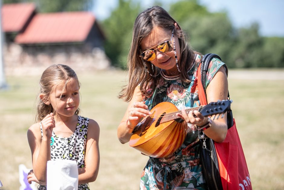 Prie Kauno pilies – šeimų šurmulys: rankos taiklumą bandė šaudant iš lanko