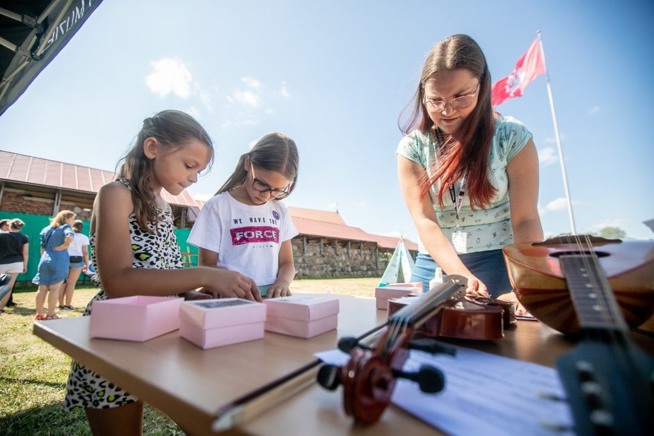 Prie Kauno pilies – šeimų šurmulys: rankos taiklumą bandė šaudant iš lanko