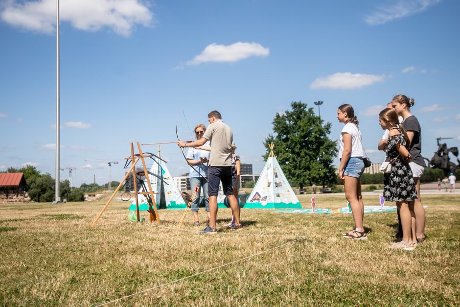 Prie Kauno pilies – šeimų šurmulys: rankos taiklumą bandė šaudant iš lanko