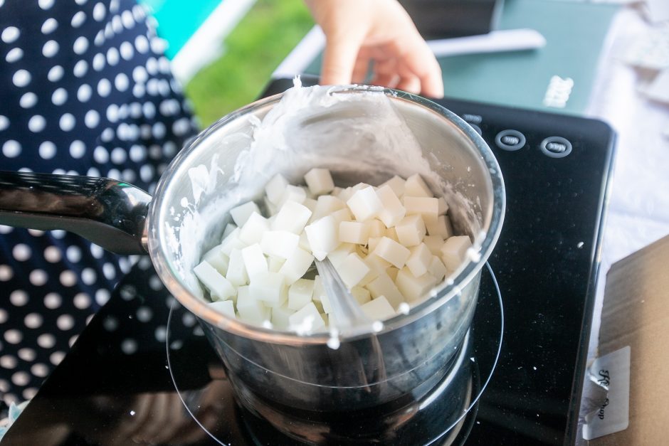 Prie Kauno pilies – šeimų šurmulys: rankos taiklumą bandė šaudant iš lanko