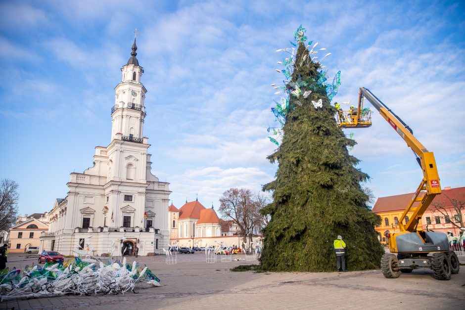 Kaunas atsisveikina su drugeliais puošta kalėdine egle