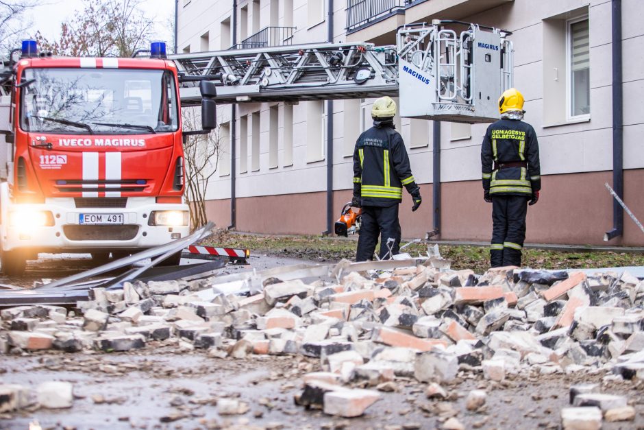 Kaunas ūžia: smarkus vėjas nunešė namo stogą, išvartė medžius