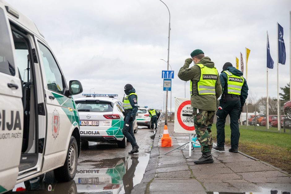 Kaunas užsidarė šventėms: keliaujantieji stringa eilėse prie postų