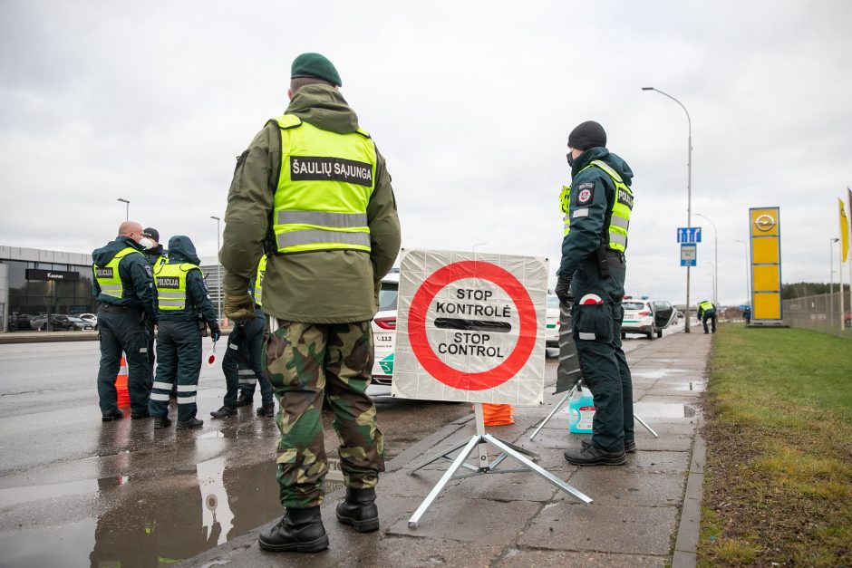 Kaunas užsidarė šventėms: keliaujantieji stringa eilėse prie postų