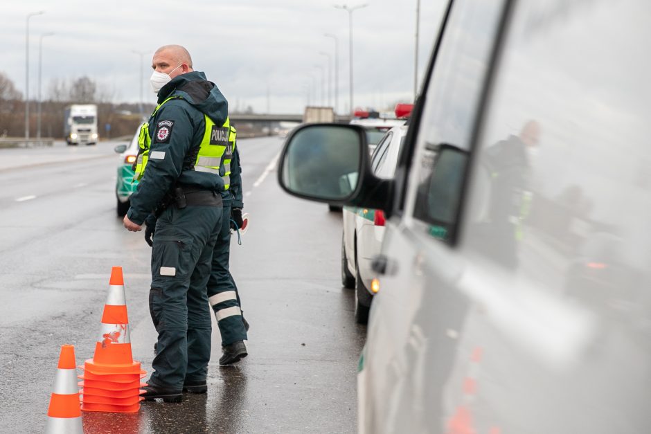 Kaunas užsidarė šventėms: keliaujantieji stringa eilėse prie postų