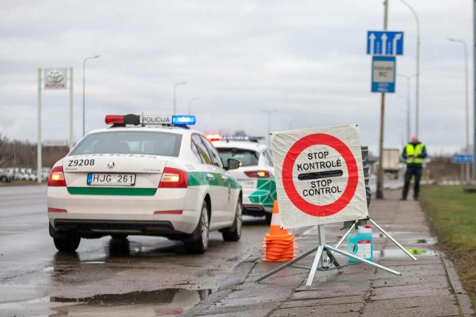 Kaunas užsidarė šventėms: keliaujantieji stringa eilėse prie postų