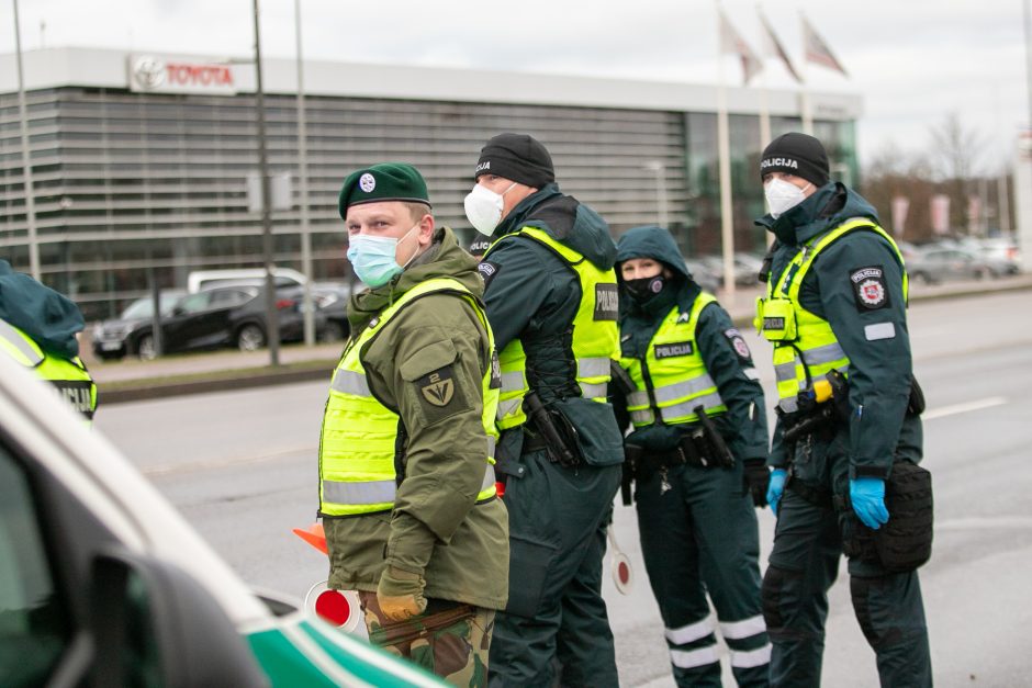 Kaunas užsidarė šventėms: keliaujantieji stringa eilėse prie postų