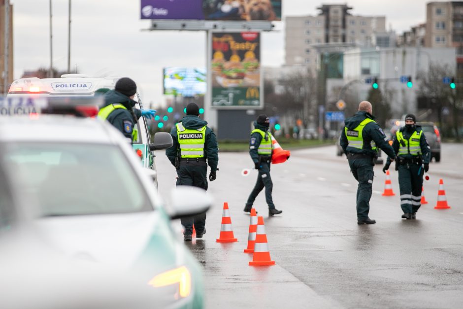 Kaunas užsidarė šventėms: keliaujantieji stringa eilėse prie postų