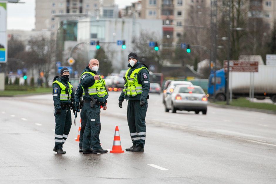 Kaunas užsidarė šventėms: keliaujantieji stringa eilėse prie postų