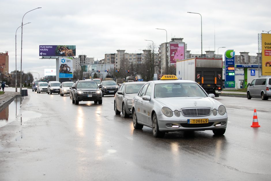 Kaunas užsidarė šventėms: keliaujantieji stringa eilėse prie postų