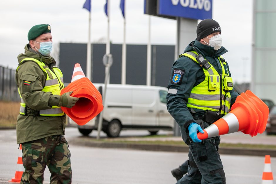 Kaunas užsidarė šventėms: keliaujantieji stringa eilėse prie postų