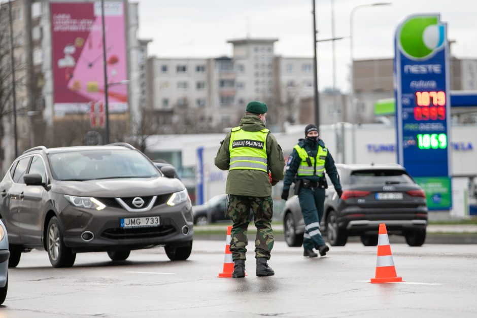 Kaunas užsidarė šventėms: keliaujantieji stringa eilėse prie postų