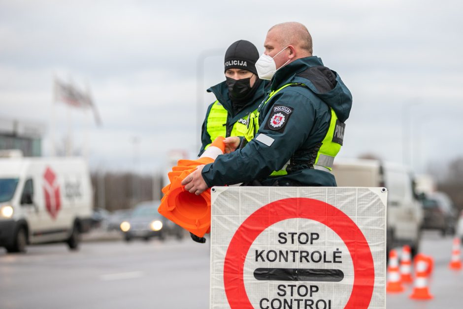 Kaunas užsidarė šventėms: keliaujantieji stringa eilėse prie postų