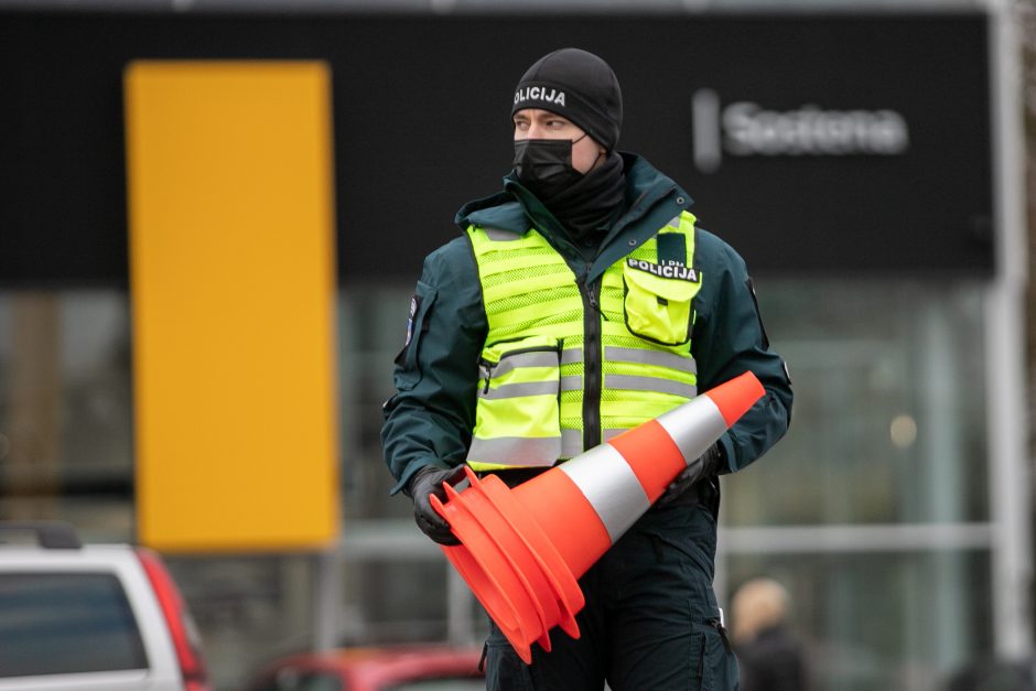 Kaunas užsidarė šventėms: keliaujantieji stringa eilėse prie postų