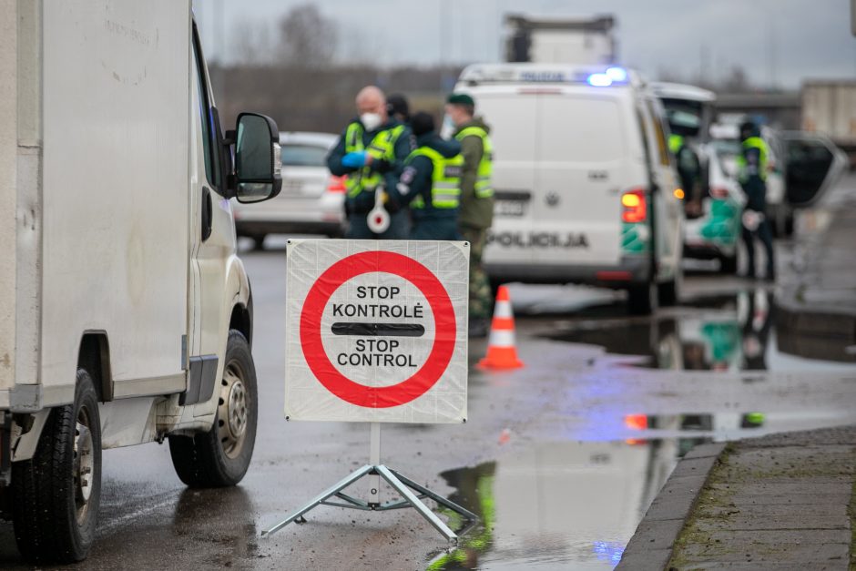 Kaunas užsidarė šventėms: keliaujantieji stringa eilėse prie postų