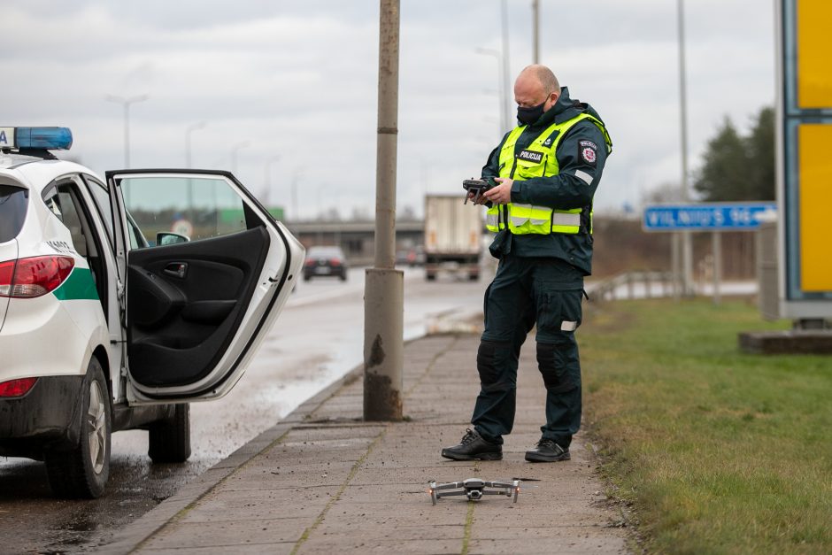 Kaunas užsidarė šventėms: keliaujantieji stringa eilėse prie postų