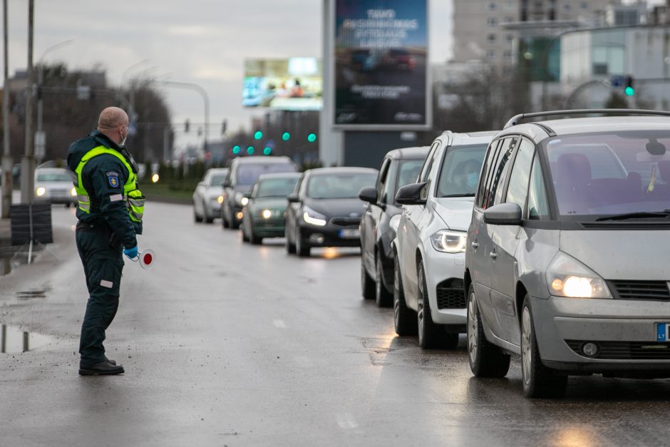 Kaunas užsidarė šventėms: keliaujantieji stringa eilėse prie postų