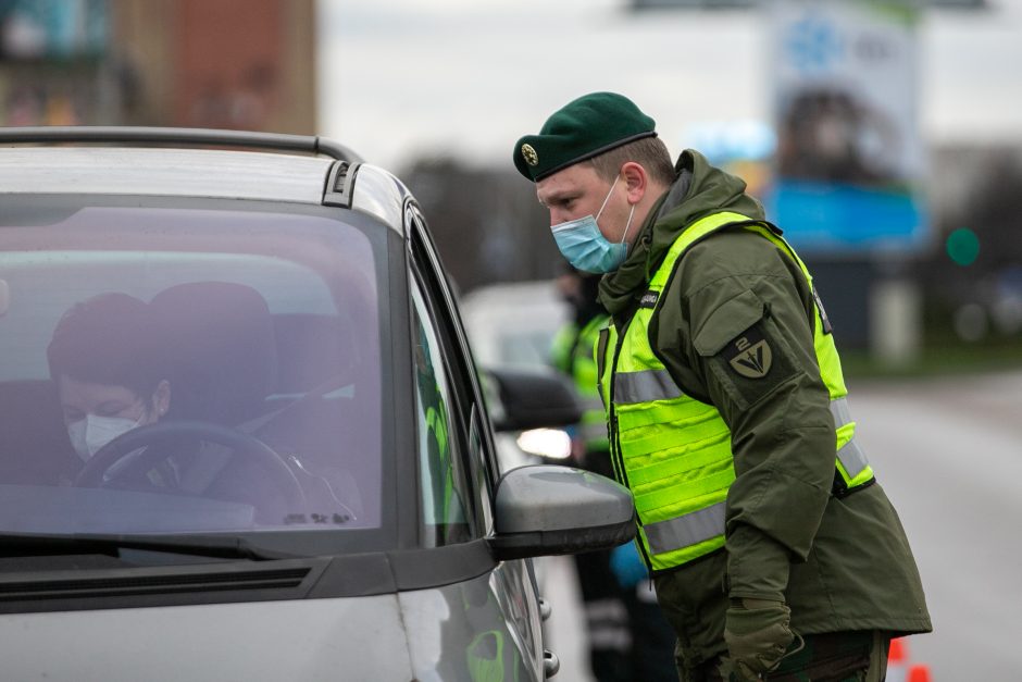 Kaunas užsidarė šventėms: keliaujantieji stringa eilėse prie postų