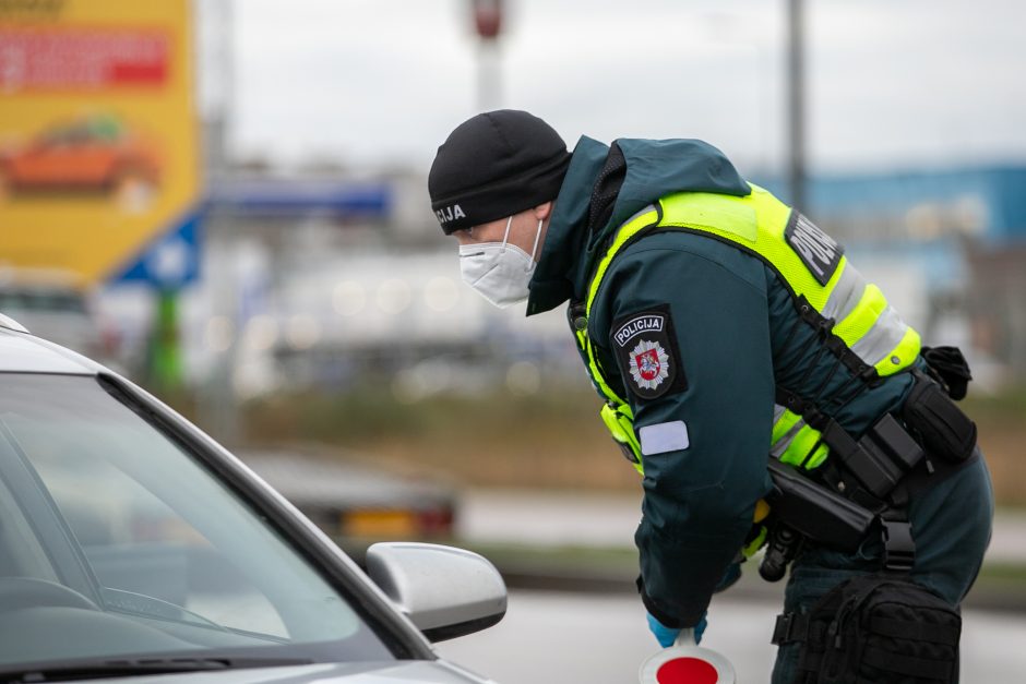 Kaunas užsidarė šventėms: keliaujantieji stringa eilėse prie postų