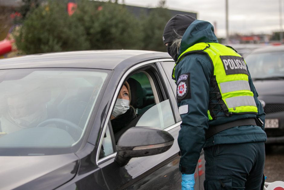 Kaunas užsidarė šventėms: keliaujantieji stringa eilėse prie postų