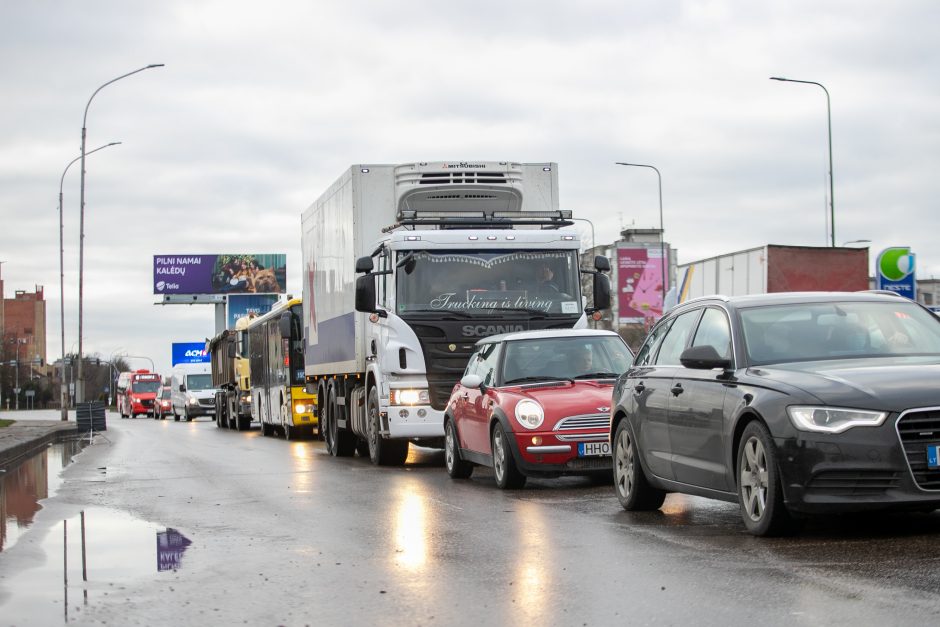 Kaunas užsidarė šventėms: keliaujantieji stringa eilėse prie postų