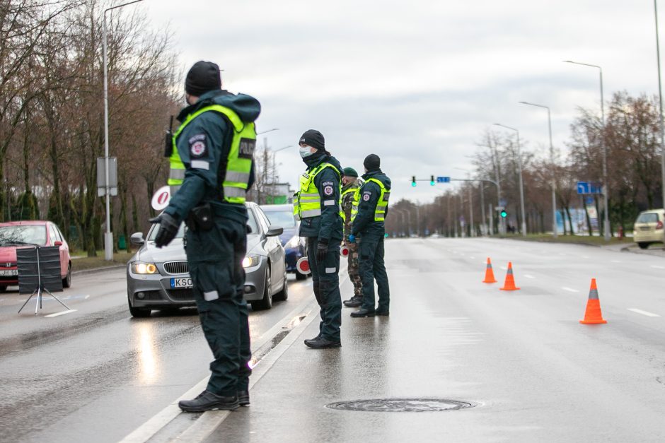 Kaunas užsidarė šventėms: keliaujantieji stringa eilėse prie postų