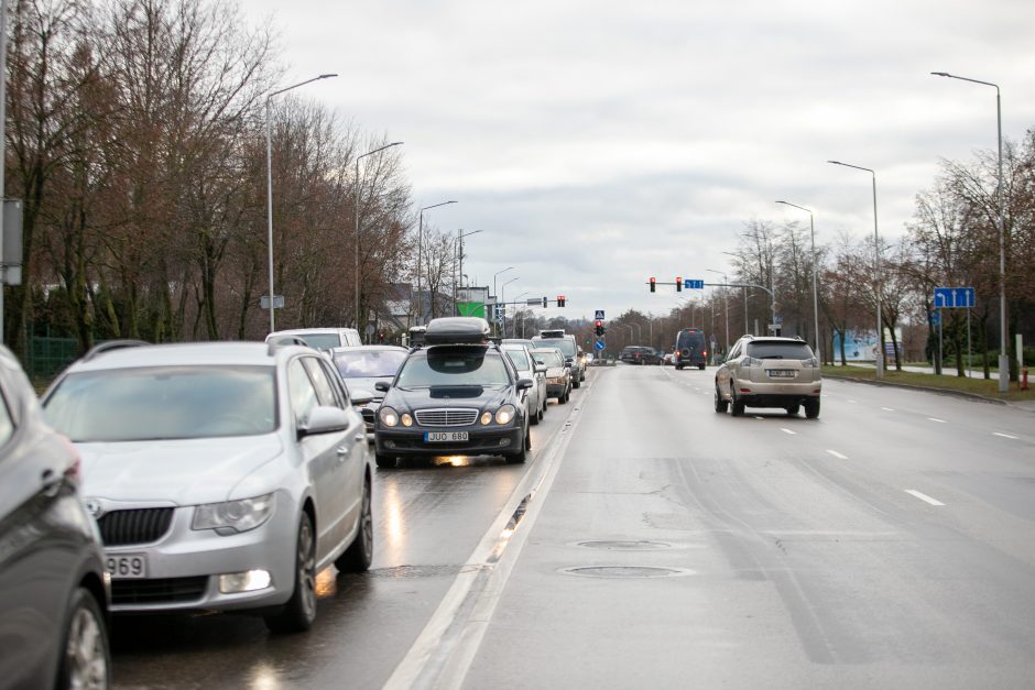 Kaunas užsidarė šventėms: keliaujantieji stringa eilėse prie postų