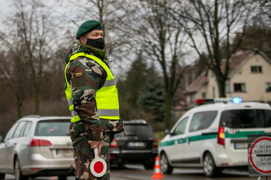 Kaunas užsidarė šventėms: keliaujantieji stringa eilėse prie postų